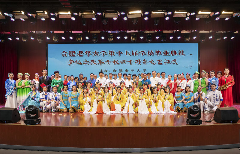领导与与部分演员合影.jpg